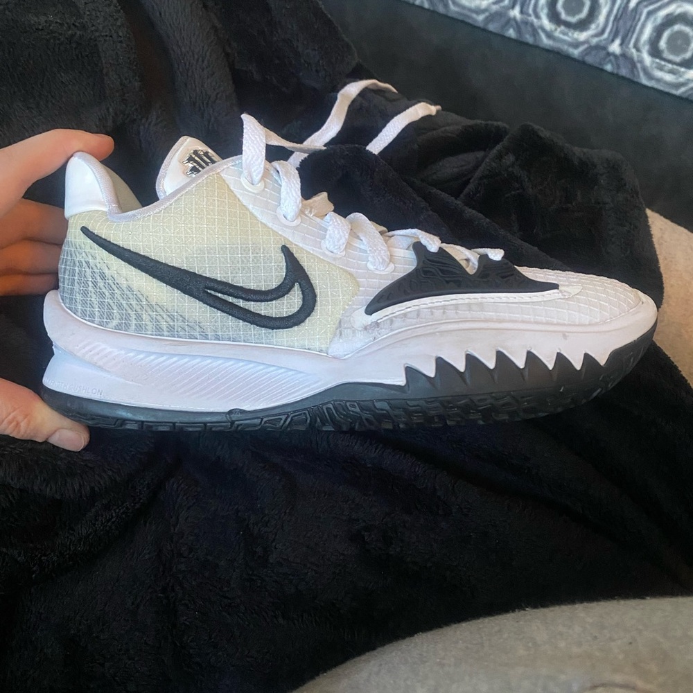 Kyrie Low 4 Nikes